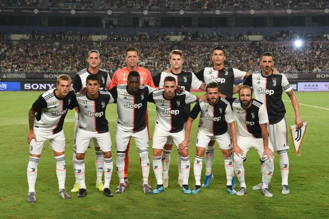 马格德堡球员庆祝进球，不幸跌入2.7米深的沟中但安全逃出（马格德堡球员进球庆祝时失足坠入2.7米沟，所幸安然脱险）