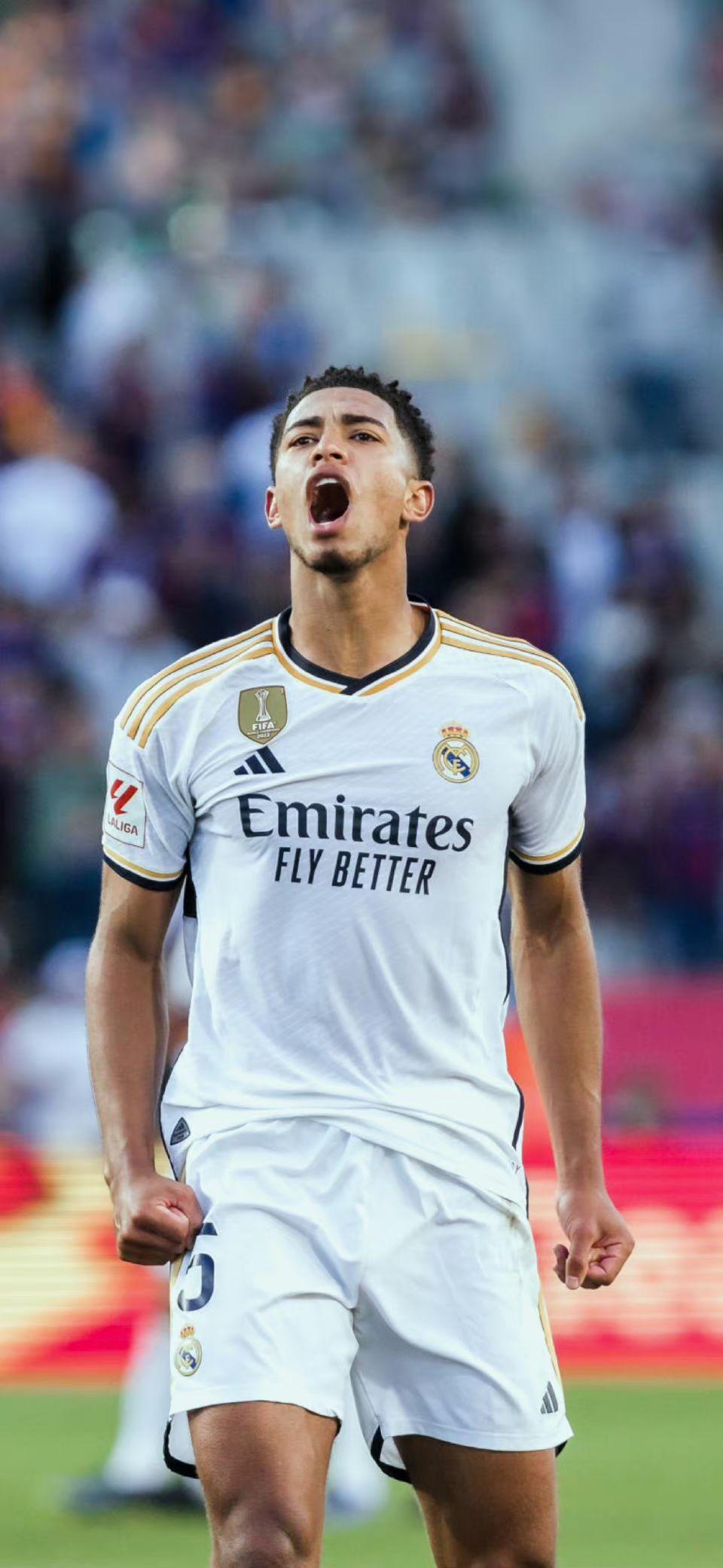 克罗斯：绿茵场上的精准指挥官（克罗斯：中场的精密调度师）