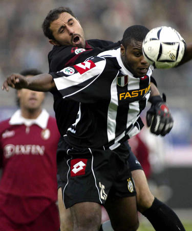 阿根廷队训练吸引20085名球迷观看，梅西获赠埃尔切10号球衣（阿根廷队训练迎来20085名球迷观战，梅西获赠埃尔切10号战袍）