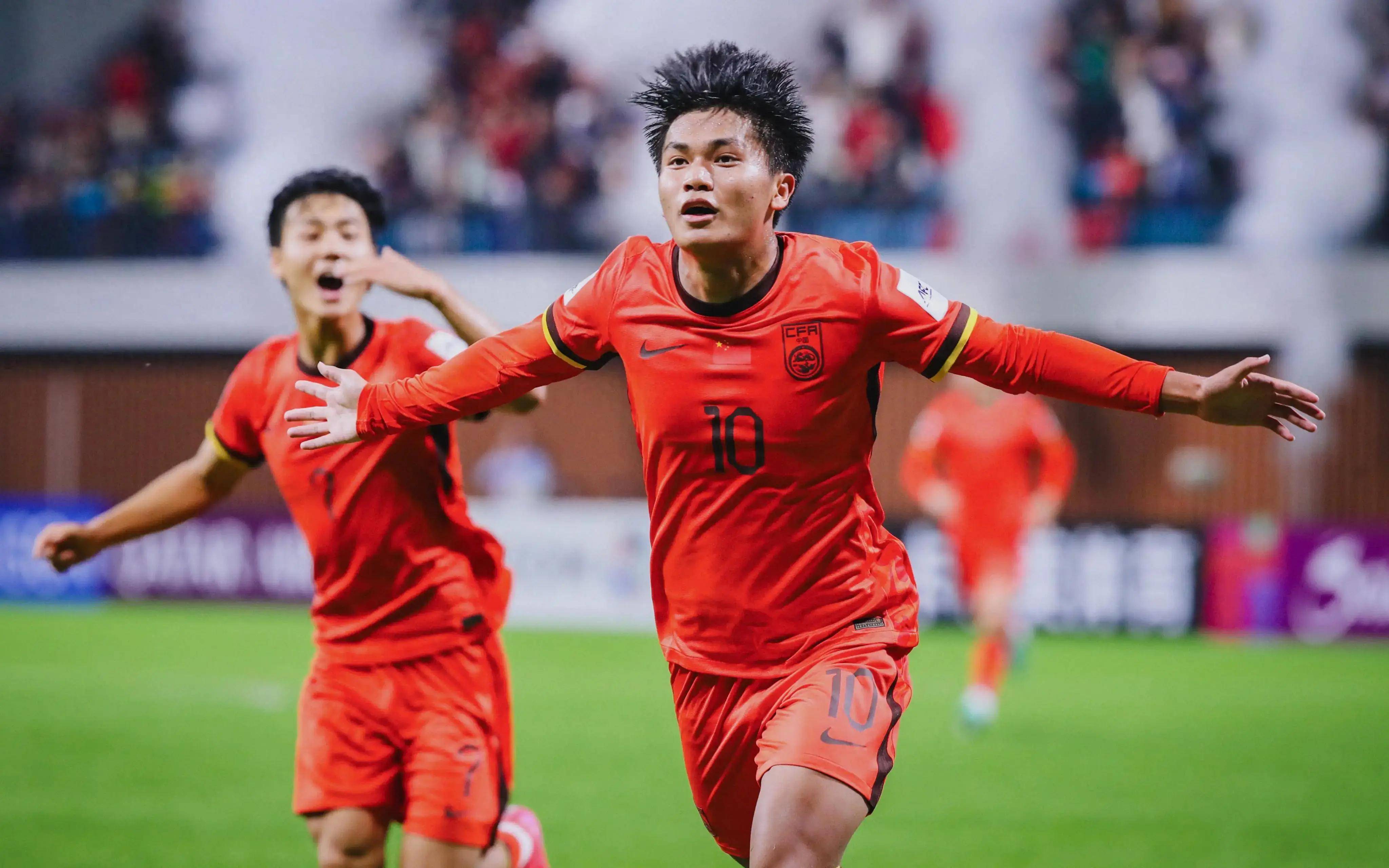 43.3米超远吊射破门，亚当斯创造本赛季英超最远距离进球（亚当斯43.3米挑射破门，刷新本赛季英超最远进球纪录）