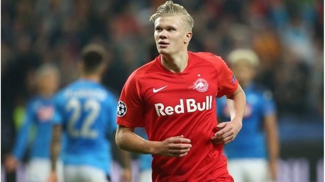 国脚中场精准传球，撕开对手防线（国脚中场精准直塞，穿透对手防线）