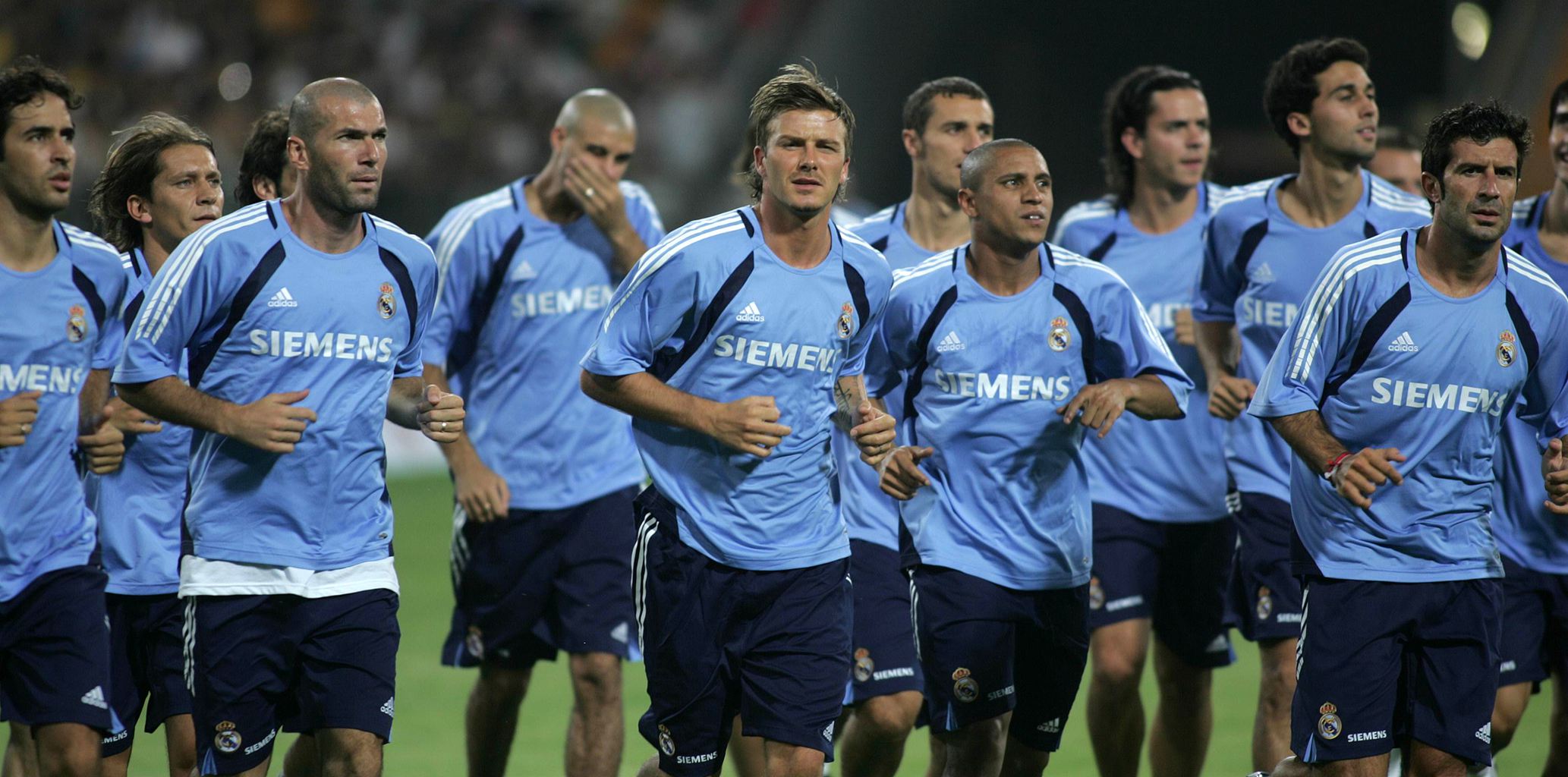 爱美的年纪？亚马尔接受护发和痤疮治疗，全身心做好自我养护（青春爱美正当时：亚马尔进行护发与祛痘护理，专注全方位自我管理）