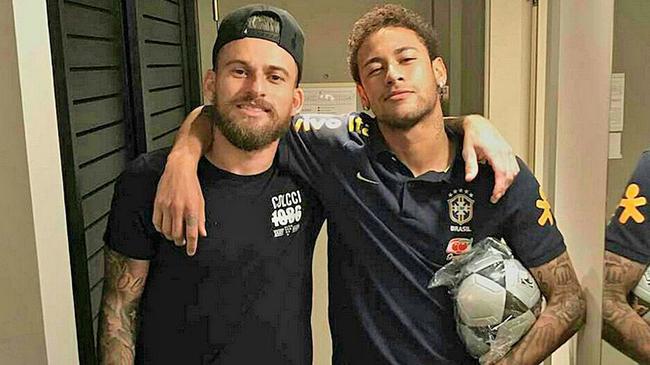 中国队以6战6胜战绩击败韩国、法国，王楚钦三战全胜，赛后坦言累，网友调侃其“铁人三项”。（中国队六连胜击退韩法，王楚钦三战全胜赛后直言疲惫，网友笑称“铁人三项”）