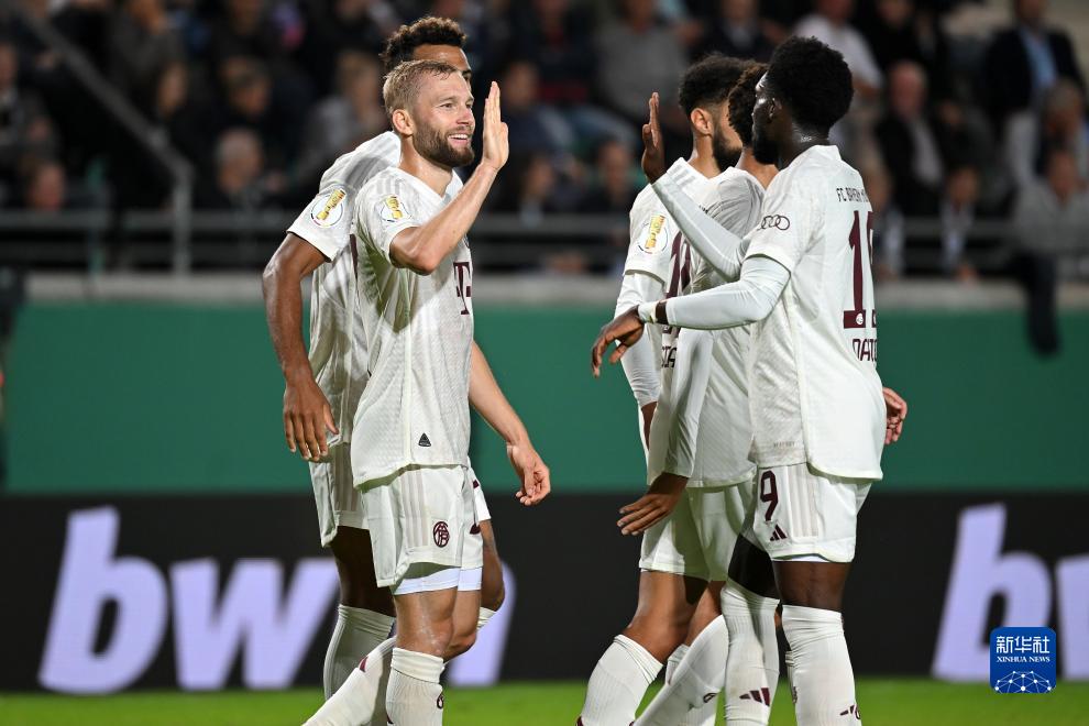 周末足坛激烈对决，拜仁、曼城、巴萨、AC米兰分别取得胜利，上演精彩绝杀。（周末豪门齐报捷！拜仁、曼城、巴萨、AC米兰相继取胜，上演压哨绝杀）