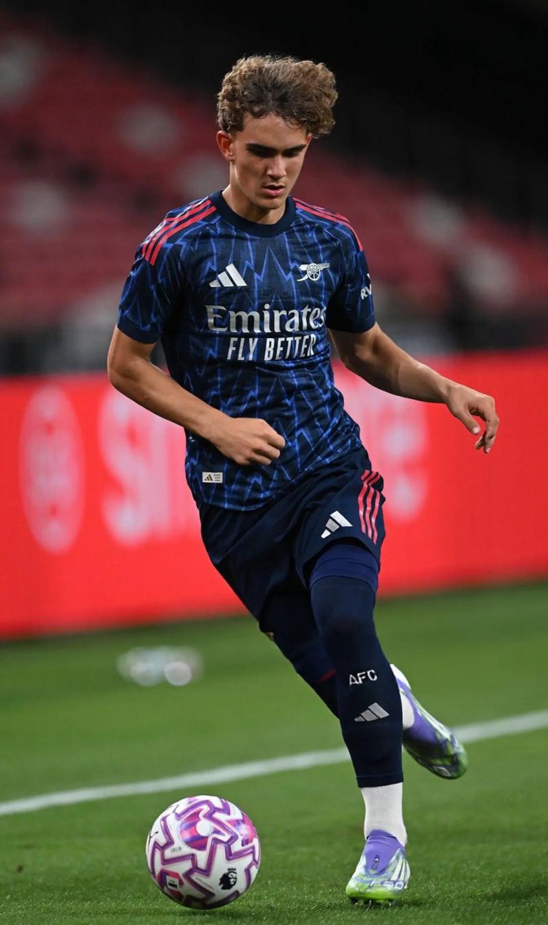 替补戴帽，凯恩当选斯图加特vs拜仁全场最佳球员（凯恩替补戴帽，获评斯图加特vs拜仁全场最佳）