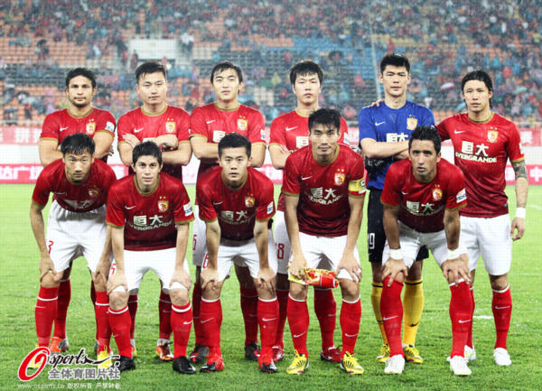 欧冠赛前穆里尼奥与两名昔日弟子重逢，并亲吻了斯内德的光头（欧冠赛前，穆里尼奥与两位旧将重逢，还亲吻了斯内德的光头）