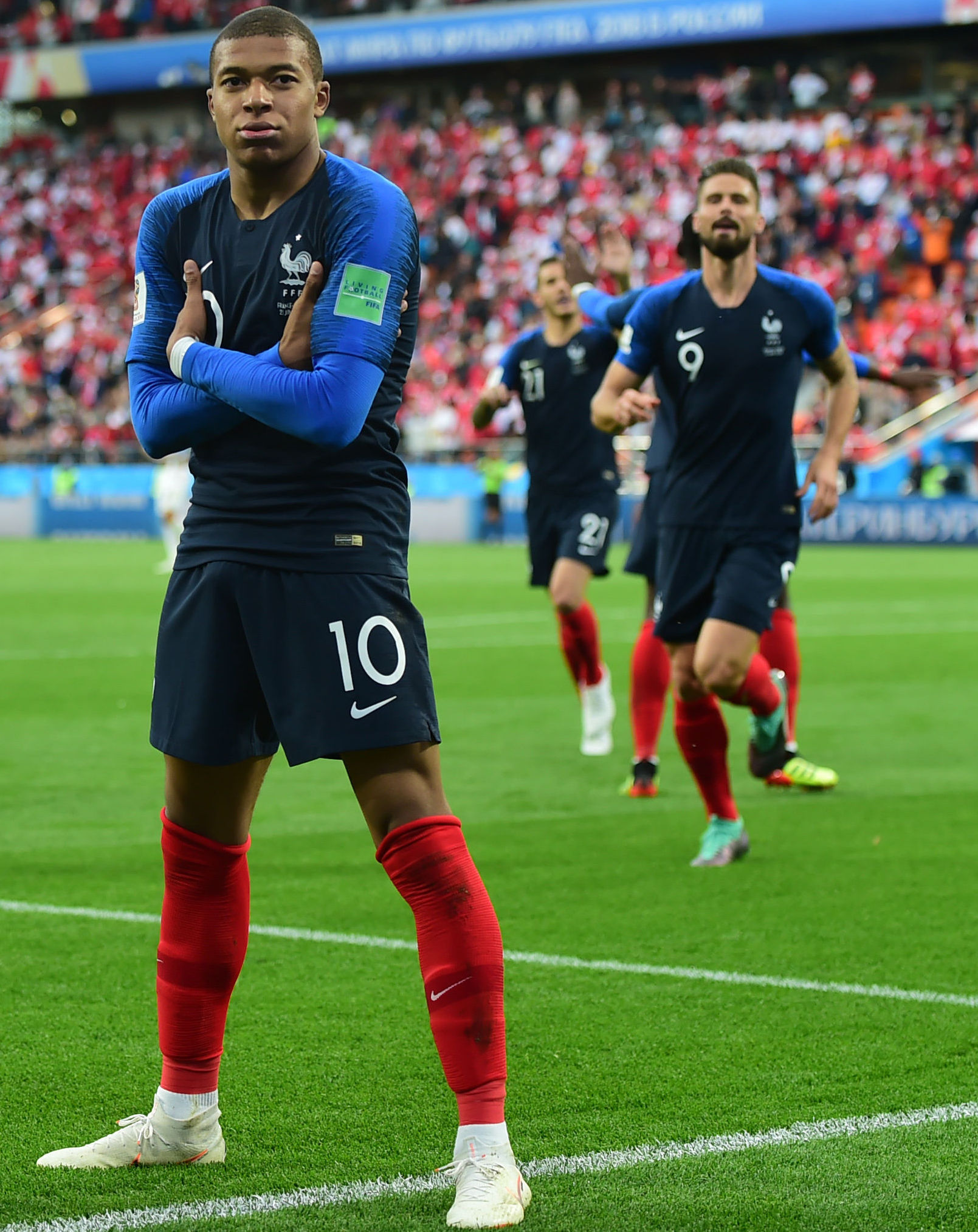 完成大四喜，姆巴佩当选欧冠官方本周最佳球员（姆巴佩轰出大四喜，荣膺欧冠官方本周最佳）