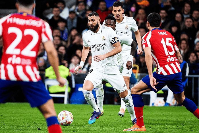 解析国米中场名将，球迷怒斥到莱万为他点赞，双刃剑用好能成惊喜（国米中场名将深度解读：从遭球迷怒喷到获莱万点赞，善用这把双刃剑或带来惊喜）