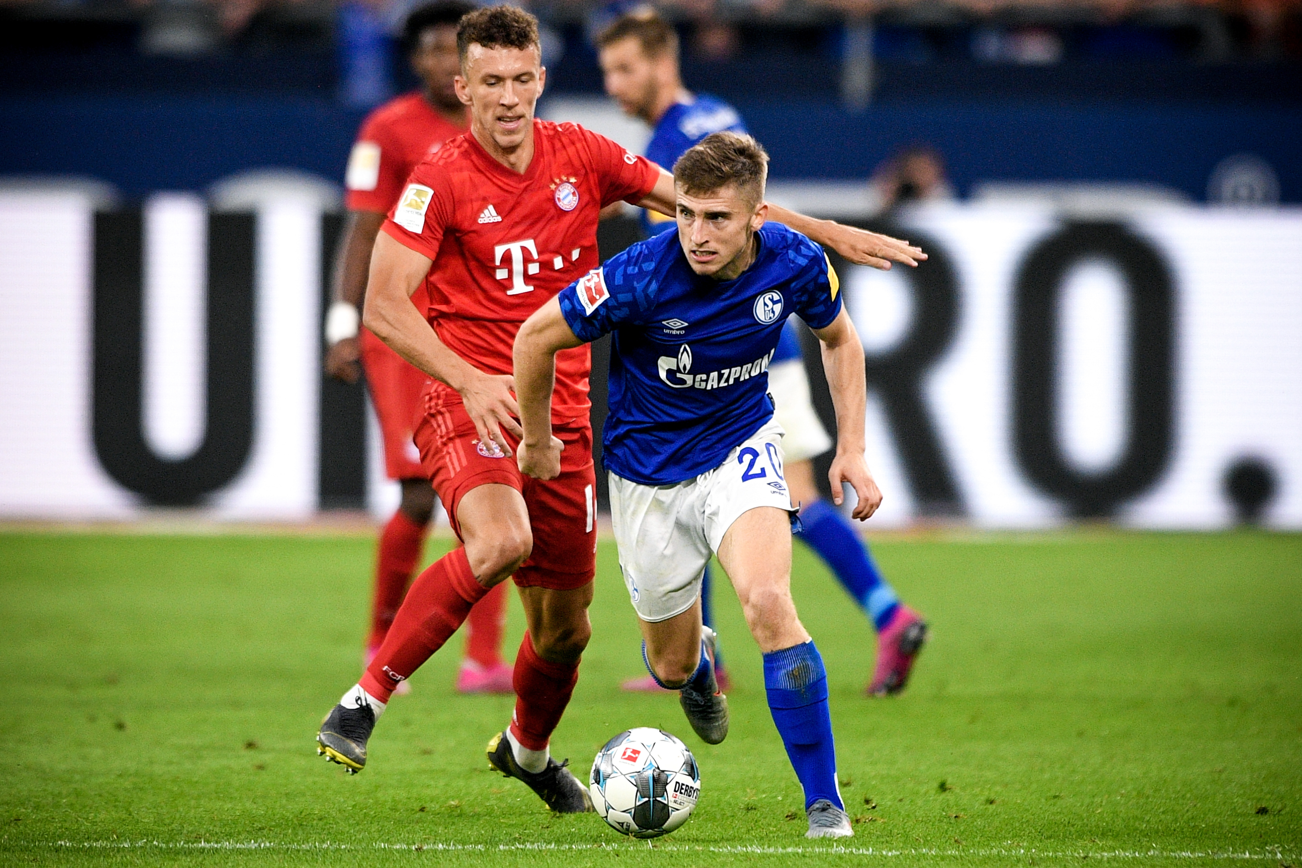 每体：7500名巴萨球迷未能顺利入场观赛，副主席福特出面道歉（巴萨7500名球迷入场受阻，副主席福特公开致歉）