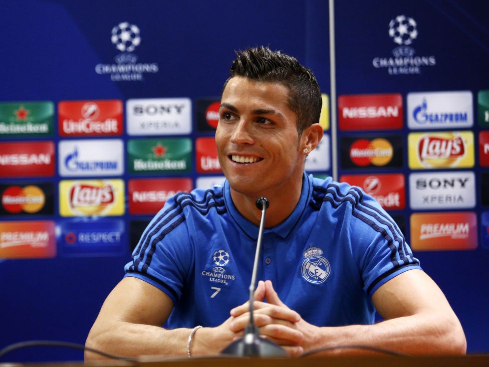 足球报：张外龙这几年一直关注铜梁龙，冲超后他独坐良久（足球报报道：张外龙多年关注铜梁龙，冲超当晚他独自静坐许久）