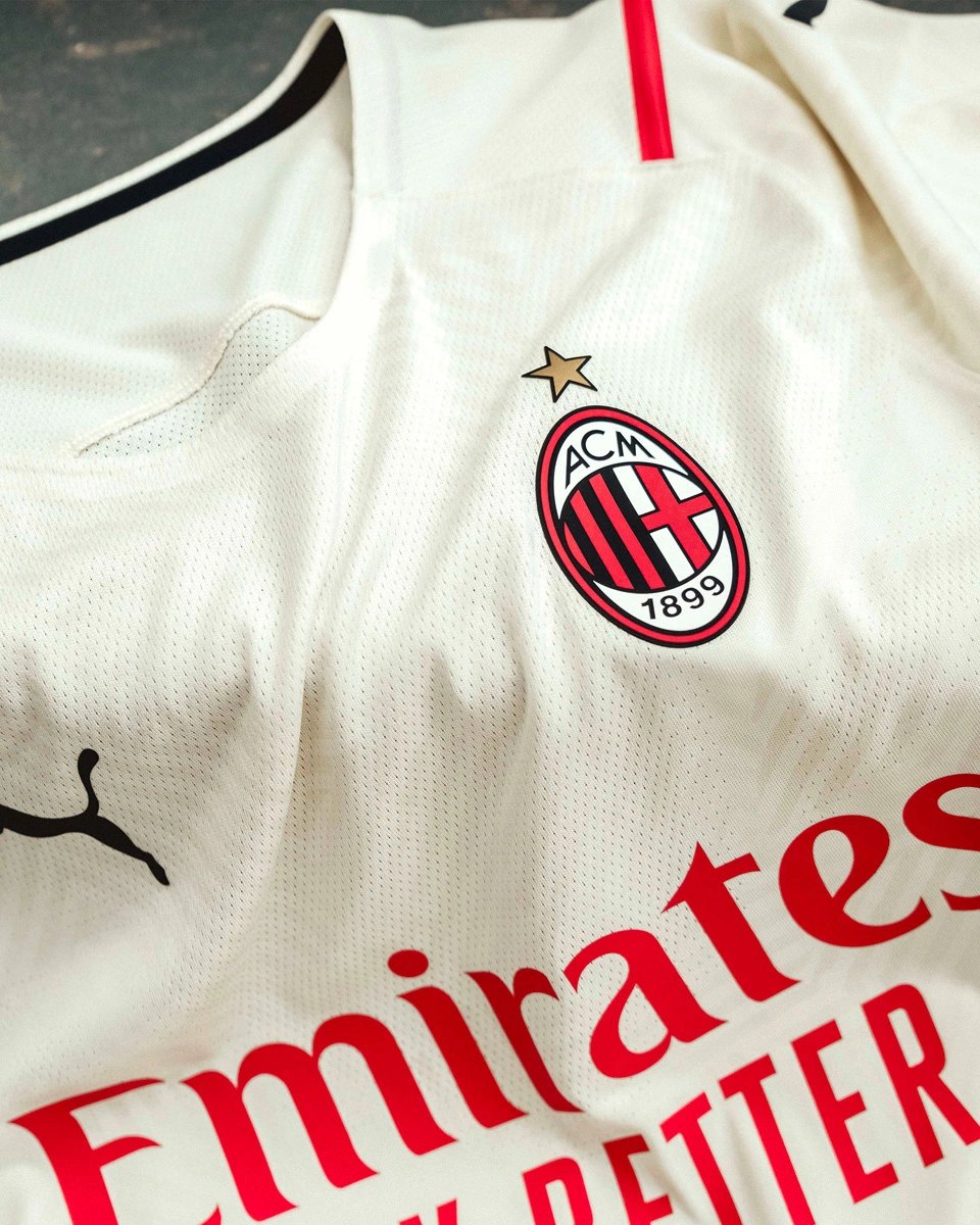 扣爽了！洛夫顿半场4中3得到9分4篮板3助攻（状态火热！洛夫顿半场4投3中，拿下9分4板3助）